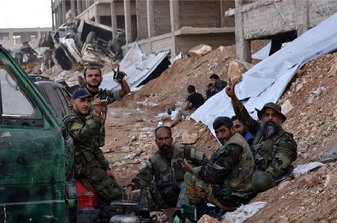 Lực lượng Chính phủ Syria ở Aleppo. (Nguồn: EPA) Syria giành lại 2 khu vực chủ chốt từ tay quân nổi dậy ở Aleppo ảnh 1
