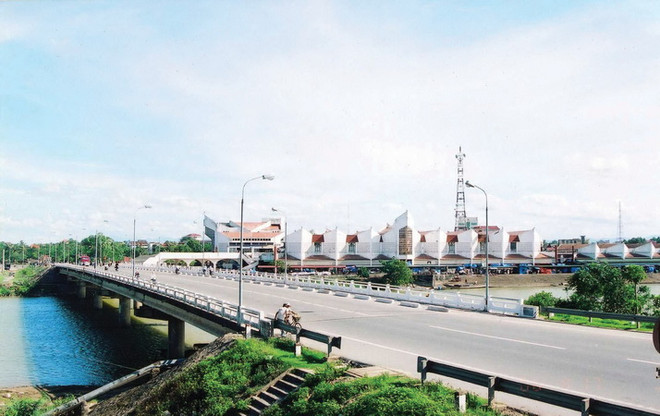 Quảng Trị: Ôtô tải đâm văng lan can đường dẫn cầu Đông Hà ảnh 1