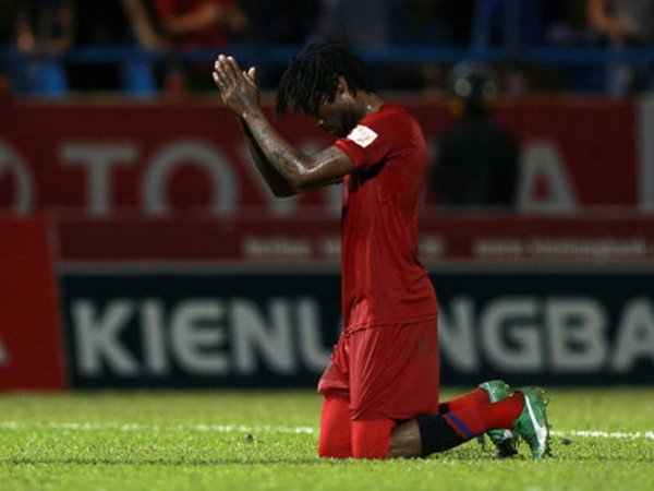 Cận cảnh ngoại binh Fagan của Hải Phòng quỳ gối vái trọng tài ảnh 1