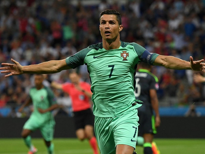 Ronaldo tỏa sáng đưa Bồ Đào Nha vào chung kết EURO 2016 ảnh 1