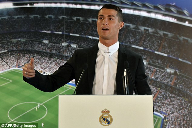 Ronaldo gây sốc trong ngày chính thức gia hạn hợp đồng với Real ảnh 2