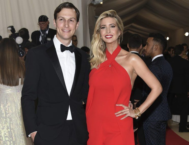 Ivanka và chồng là Jared Kushner. (Nguồn: AFP) Con gái ông Trump sẽ giữ vai trò "Đệ nhất phu nhân" ở Nhà Trắng? ảnh 3