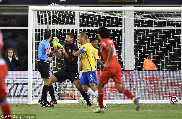 Peru ghi bàn bằng tay, loại Brazil khỏi Copa America Centenario ảnh 1