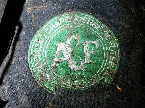 Chiếc áo có có logo Chapecoense được tìm thấy trong chuyến bay xấu số. Các đội bóng, cầu thủ gửi lời chia buồn đến CLB Chapecoense ảnh 1