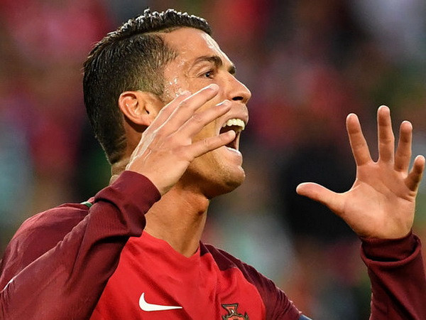 Cristiano Ronaldo cay cú sau khi “bất lực” trước Iceland ảnh 1