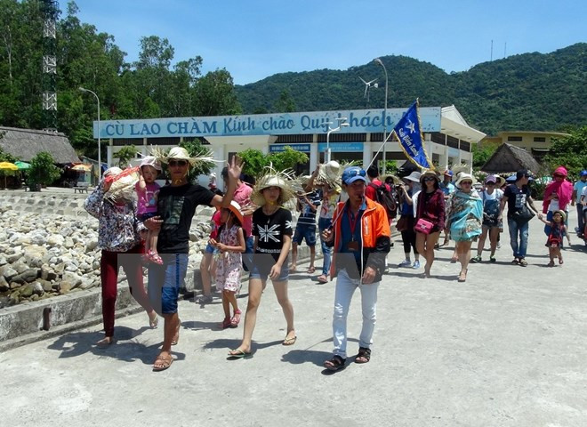 Hơn 1.000 du khách mắc kẹt trên Cù Lao Chàm về đất liền an toàn ảnh 1