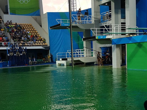 Olympic Rio 2016: Nước bể bơi thi đấu nhảy cầu đổi màu kỳ lạ ảnh 1