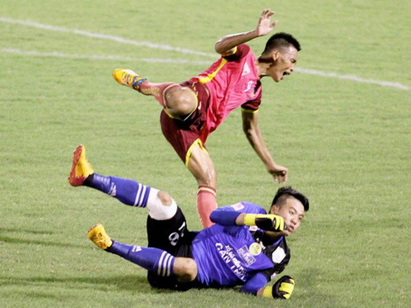 Cận cảnh pha vào bóng phạm lỗi thô bạo của thủ thành Bửu Ngọc ảnh 1