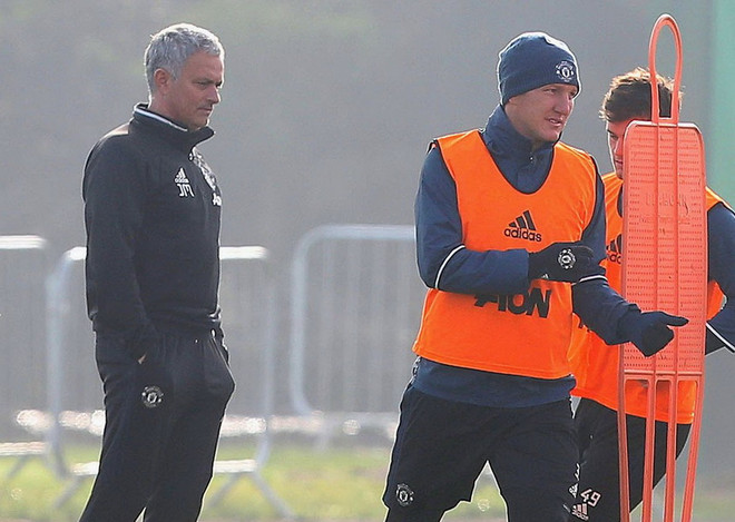 Mourinho hết "đặc biệt," gọi Schweinsteiger trở lại giúp M.U ảnh 1