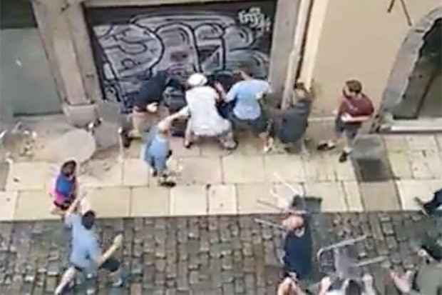 Cổ động viên Anh bị “ultras” Pháp tấn công trên phố ở Lyon ảnh 2