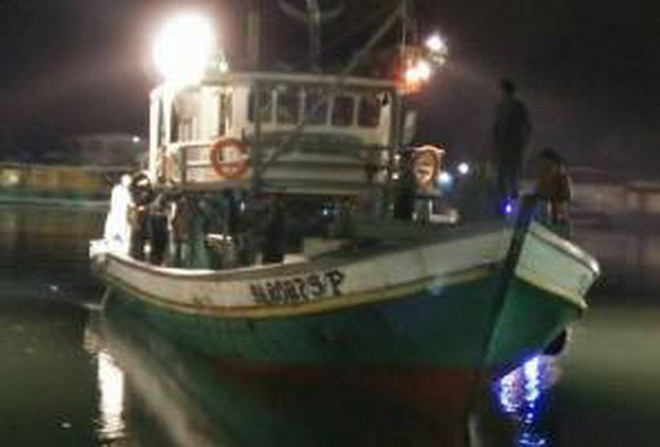 Ba thành viên của tàu cá bị bắt cóc trên vùng biển Malaysia ảnh 1