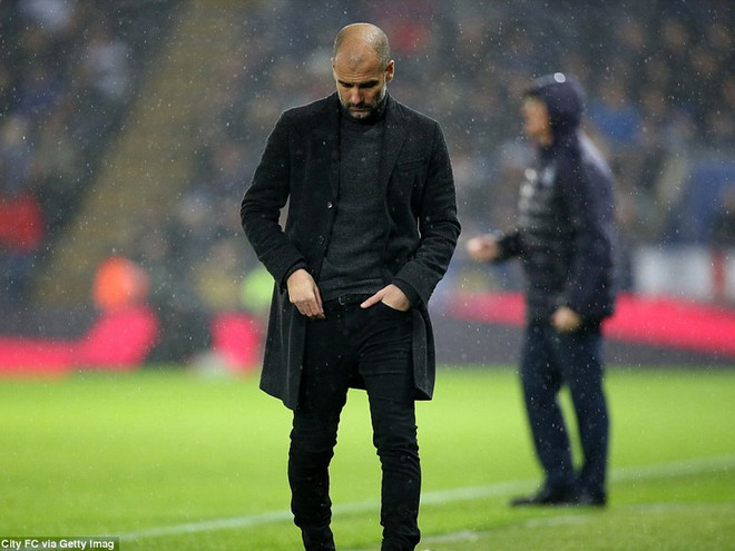 Pep Guardiola đang đối mặt vô vàn khó khăn. (Nguồn: Getty Images) Man City thua thảm trước Leicester: Nguy thật rồi Pep Guardiola ảnh 1