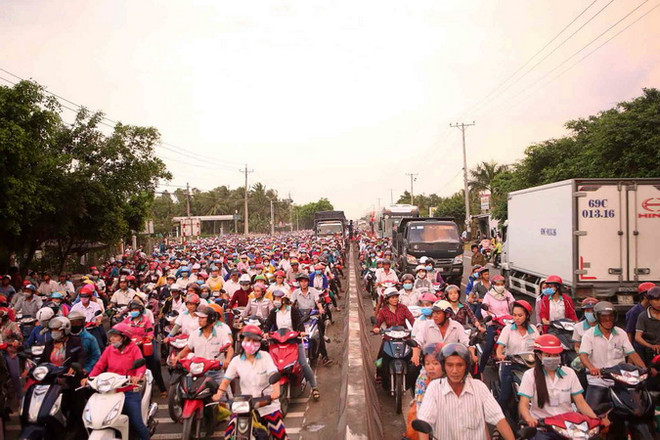 Vụ tai nạn diễn ra vào giờ tan tầm nên khiến đoạn quốc lộ 1A tắc dài hơn 4chục km. (Ảnh: Huy Hùng/TTXVN) Xe khách bất ngờ đâm xe tải, một người bị cuốn dưới gầm xe ảnh 3
