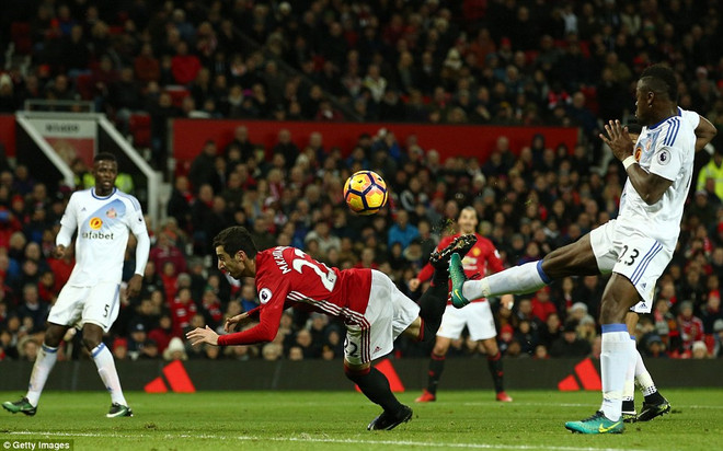Mkhitaryan ghi bàn theo kiểu ọ cạp.' (Nguồn: Daily Mail)h Cận cảnh siêu phẩm kiểu “bọ cạp” của Henrikh Mkhitaryan ảnh 2