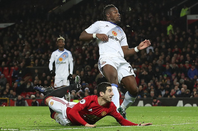 Đây cũng là bàn thắng thứ 2 của tiền vệ người Armenia này cho Manchester United. Cận cảnh siêu phẩm kiểu “bọ cạp” của Henrikh Mkhitaryan ảnh 3
