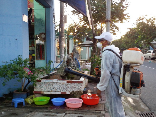 Phun xịt hóa chất khử trùng, diệt nơi ở người bệnh chẩn đoán nhiễm virus Zika tại Bà Rịa-Vũng Tàu. (Ảnh: Hoàng Thị Nhị/TTXVN) Thêm ca nhiễm virus Zika trên địa bàn tỉnh Bà Rịa-Vũng Tàu ảnh 1