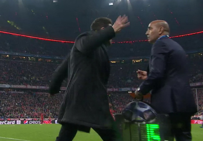 HLV Diego Simeone "phát điên," đánh cả cộng sự ngay trên sân ảnh 1