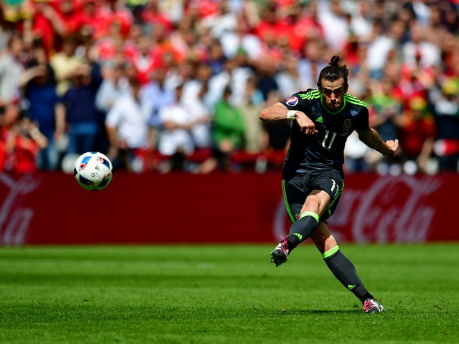 Bale ghi bàn thắng tuyệt đẹp cho đội tuyển xứ Wales. (Nguồn: Getty Images) Cận cảnh siêu phẩm đá phạt của Gareth Bale vào lưới tuyển Anh ảnh 1