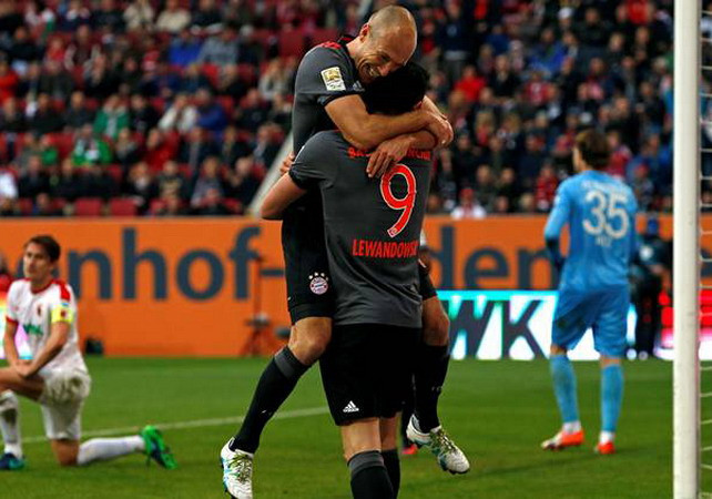 Bayern lại khiến Augsburg ôm hận, Dortmund "tự bắn vào chân" ảnh 1