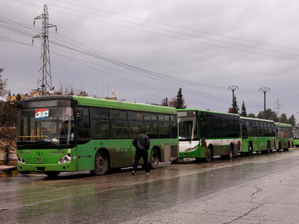 Đoàn xe đợi đưa các tay súng nổi dậy sơ tán khỏi Aleppo. (Nguồn: Reuters) Syria: Bắt đầu tiến hành sơ tán quân nổi dậy ra khỏi Aleppo ảnh 1