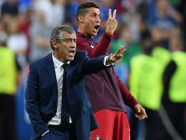 Cristiano Ronaldo tập tễnh "cướp" quyền chỉ đạo của HLV Santos ảnh 1