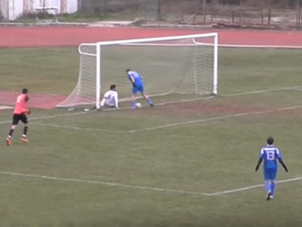 [Video] Pha bỏ lỡ khó tin nhất trong lịch sử bóng đá thế giới ảnh 1