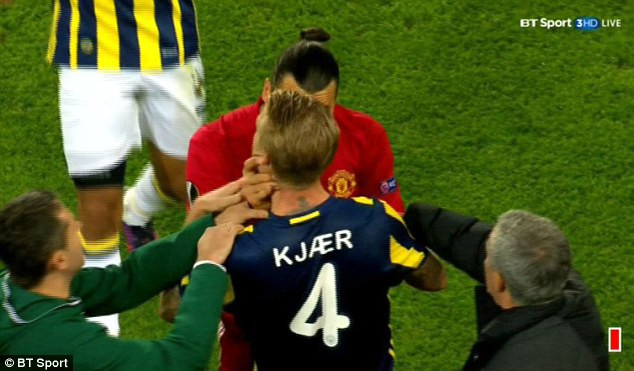 Cận cảnh Ibrahimovic bóp cổ đối phương ngay trước mặt Mourinho ảnh 1