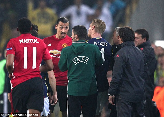 Cận cảnh Ibrahimovic bóp cổ đối phương ngay trước mặt Mourinho ảnh 3