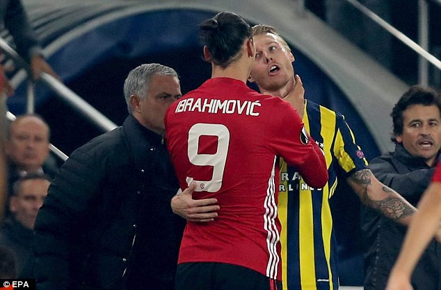 Cận cảnh Ibrahimovic bóp cổ đối phương ngay trước mặt Mourinho ảnh 2