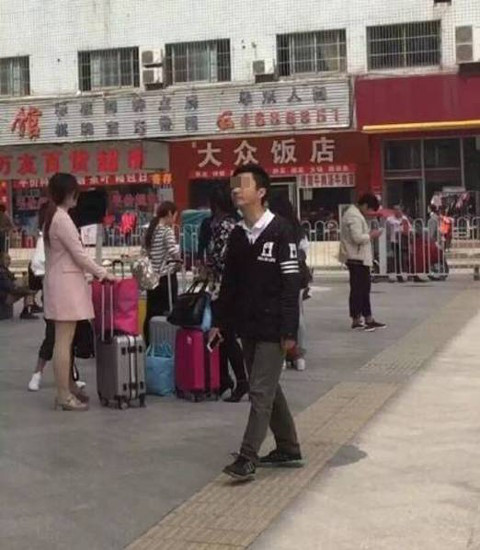 Kẻ biến thái chụp trộm ảnh 'nóng' phụ nữ váy ngắn ở bến xe buýt ảnh 3