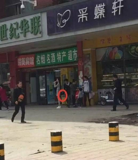 Kẻ biến thái chụp trộm ảnh 'nóng' phụ nữ váy ngắn ở bến xe buýt ảnh 2