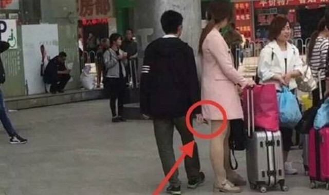 Kẻ biến thái chụp trộm ảnh 'nóng' phụ nữ váy ngắn ở bến xe buýt ảnh 1