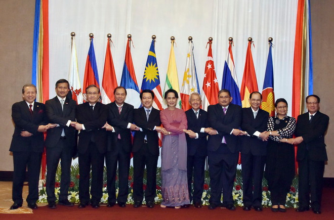Các Bộ trưởng và Đại diện các nước ASEAN tham dự hội nghị. (Nguồn: AP) Hội nghị hẹp các Bộ trưởng Ngoại giao ASEAN về tình hình Rakhine ảnh 1
