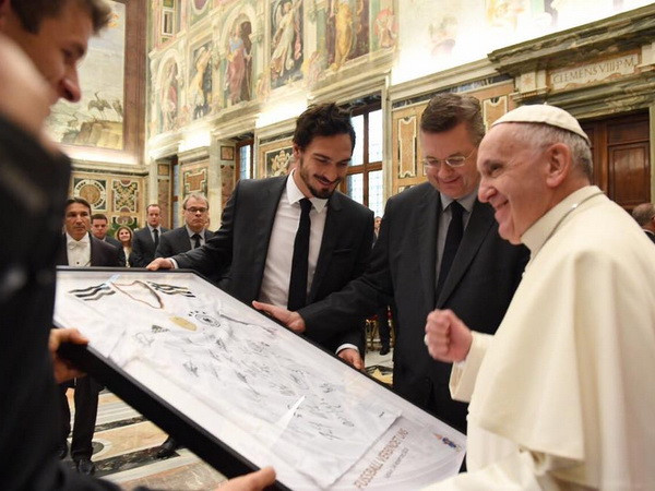 Tuyển Đức diện kiến Giáo hoàng trước thềm "đại chiến" với Italy ảnh 6