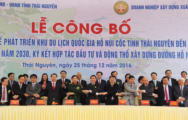 Các doanh nghiệp ký kết hợp tác đầu tư với lãnh đạo tỉnh Thái Nguyên. (Ảnh: Hoàng Nguyên/TTXVN) Thái Nguyên: Động thổ dự án trọng điểm khu du lịch quốc gia hồ Núi Cốc ảnh 1