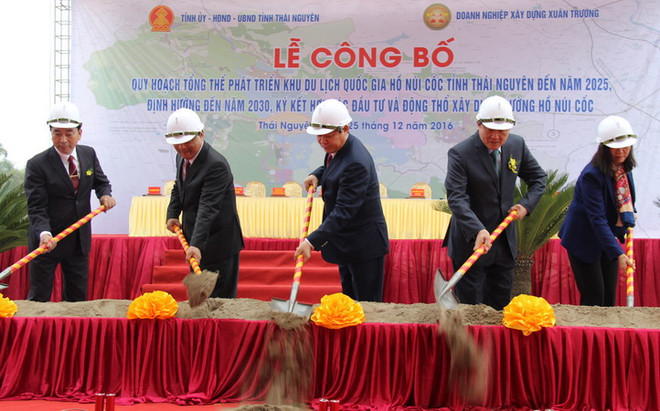 Các đại biểu thực hiện nghi thức động thổ xây dựng đường Hồ Núi Cốc. (Ảnh: Hoàng Nguyên/TTXVN) Thái Nguyên: Động thổ dự án trọng điểm khu du lịch quốc gia hồ Núi Cốc ảnh 3