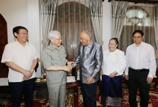 Tổng Bí thư Nguyễn Phú Trọng đến thăm nguyên Chủ tịch Đảng, nguyên Chủ tịch nước Lào Khamtay Siphandone. (Ảnh : Trí Dũng/TTXVN) Tổng Bí thư gặp cán bộ Đại sứ quán, cộng đồng Việt Nam tại Lào ảnh 3