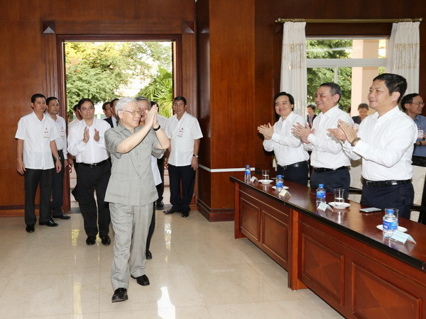 Tổng Bí thư Nguyễn Phú Trọng đến thăm và nói chuyện với cán bộ , nhân viên Đại sứ quán, đại diện các doanh nghiệp Việt Nam và cộng đồng người Việt tại Lào. (Ảnh : Trí Dũng/TTXVN) Tổng Bí thư gặp cán bộ Đại sứ quán, cộng đồng Việt Nam tại Lào ảnh 1