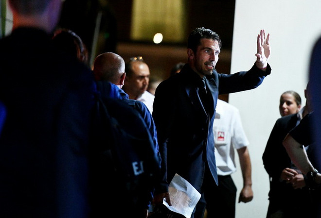 Á quân Italy được chào đón nồng nhiệt khi đặt chân đến Pháp ảnh 1