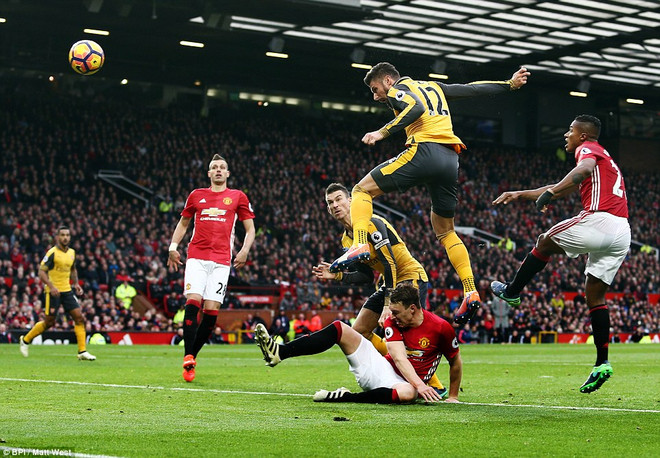Giroud gỡ hòa 1-1 cho Arsenal. (Nguồn: Daily Mail) Manchester United và Arsenal "bất phân thắng bại" Ở Old Trafford ảnh 3