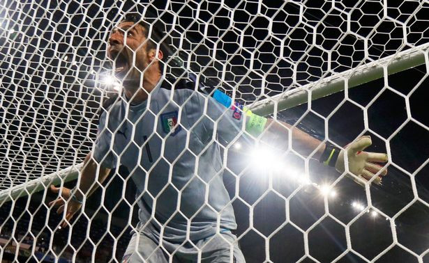 Cận cảnh Gianluigi Buffon suýt gặp họa vì ăn mừng quá đà ảnh 6