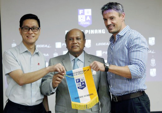 Ashley Westwood cùng với chủ tịch FAP Nazir Ariff Mushir Ariff (giữa) và Giám đốc điều hành FAP Zairil Khir Johari (trái) trong lễ công bố hợp đồng. (Nguồn: nst.com.my) Cựu cầu thủ Manchester United làm huấn luyện viên tại Malaysia ảnh 1