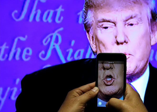 Một nhà báo ghi lại hình ảnh ông Donald Trump trong cuộc tranh luận với bà Hillary. (Nguồn: Reuters) Ông Trump đắc cử Tổng thống Mỹ là thất bại của giới truyền thông? ảnh 1