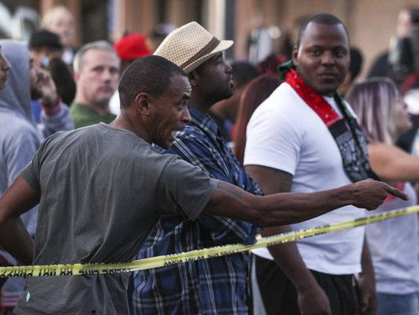 Mỹ: Tiếp tục biểu tình phản đối cảnh sát bắn chết người da màu ảnh 1