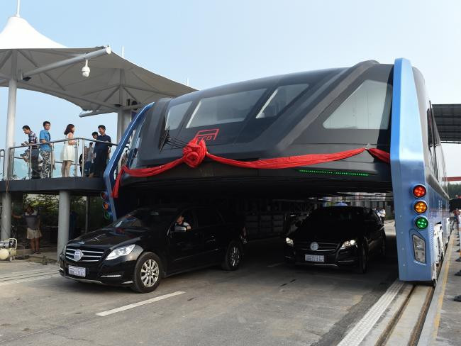 Trung Quốc thử nghiệm thành công siêu xe bus chống tắc đường ảnh 1