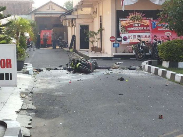 [Video] Đánh bom liều chết nhằm vào đồn cảnh sát tại Indonesia ảnh 1