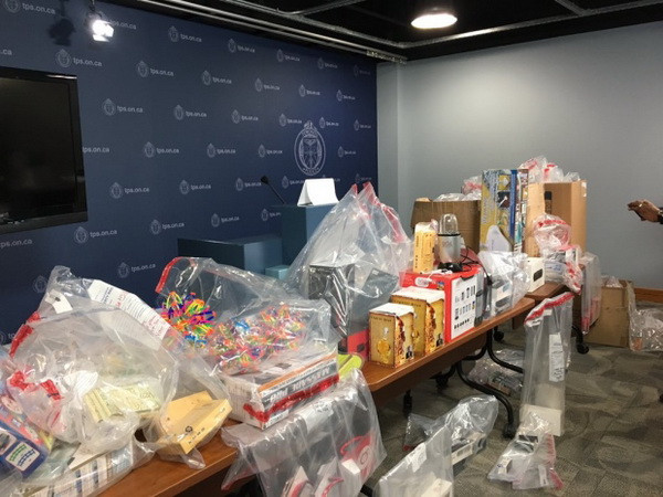 Hàng giả bị cảnh sát Canada thu giữ. (Nguồn: cbc.ca) Canada thu giữ lô hàng giả có trị giá lên đến gần 2 triệu USD ảnh 1