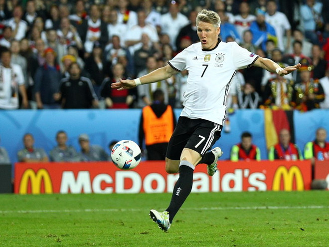 Schweinsteiger ghi bàn siêu tốc, tuyển Đức khởi đầu hoàn hảo ảnh 3