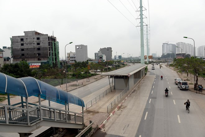 Một điểm nhà chờ xe buýt nhanh BRT đã được bàn giao cho Tổng Công ty Vận tải Hà Nội. (Ảnh: Nguyễn Văn Cảnh/TTXVN) Giữa tháng 12, Hà Nội sẽ chạy thử tuyến xe buýt nhanh đầu tiên ảnh 1