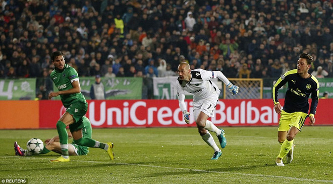 Cận cảnh Oezil solo ghi bàn đẳng cấp đưa Arsenal vào vòng 1/8 ảnh 2